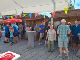 Blick auf den Bratwurststand und die Getränkebude