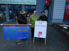 Wie auch vor dem Rathaus wehte am 25.11.2015 auch auf dem Platz vor der Apotheke/Beck in Schwarzenbuck die Fahne "Frei leben - ohne Gewalt"