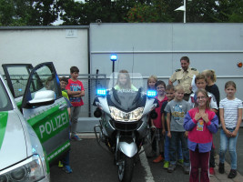 Ein Höhepunkt war der Fuhrpark mit Martinshorn und Blaulicht und der Möglichkeit, sich in den Einsatzwagen oder auf das nagelneue Motorrad zu setzen