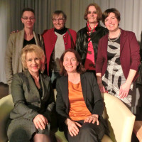 Frauke Schimmang, Olga Gottschalk, Tanja Holl, Martina Baumann sitzend: Andrea Lipka, designierte Landtagskandidatin, Generalsekretärin Katarina Barley