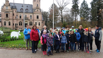 Fotostop vor dem Faberschloss mit dem neu angelegten Garten und seiner Schafherde