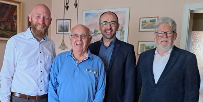 Martin Glienke, Manfred Neugebauer und der Bürgermeister gratulieren Willi Bald