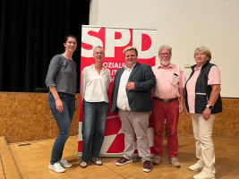 Gratulation an Jan von den Schwarzenbrucker Delegierten