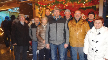 SPD Vorstand und Fraktion halfen mit, dass die Besucher des Weihnachtsmarkts verwöhnt wurden
