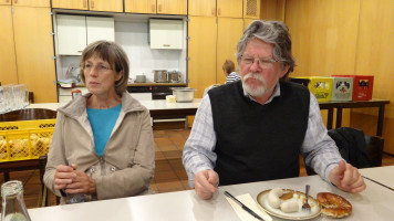 Renate Glomm und Ortsvereinsvorsitzender Manfred Neugebauer ließen sich die Weißwürste schmecken