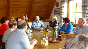 Bürgermeister Bernd Ernstberger spendierte den Helfern eine Runde Schnaps