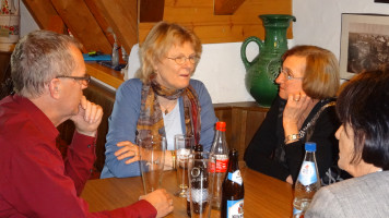 Heinz Schedel, Waltraud Neugebauer, Sabine Schedel und Frau Tröger in intensiver Diskussion