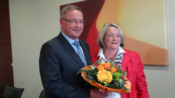 Bürgermeister Bernd Ernstberger gratuliert der neuen zweiten Bürgermeisterin Jenny Nyenhuis