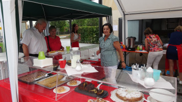 Bereits zu Beginn war das Interesse an den Kuchen groß