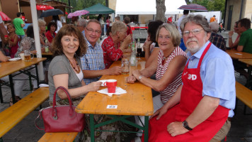 Martina Stamm-Fibich mit Bürgermeister Bernd Ernstberger, 2. Bürgermeisterin Jenny Nyenhuis und Ortsvereinsvorsitzenden Manfred Neugebauer beim Plärrerfest