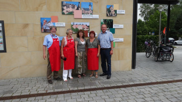 Vor dem Schwarzenbrucker Logo auf dem Plärrer Ortsvereinsvorsitzender Manfred Neugebauer, 2. Bürgermeisterin Jenny Nyenhuis, Bundestagsabgeordnete Martina Stamm-Fibich, Inge Ernstberger, Bürgermeister Bernd Ernstberger