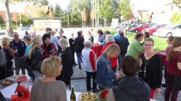 AsF-Vorsitzende Frauke Schimmang (rechts) freut sich mit ihren Vorstandskollegen über das große Interesse