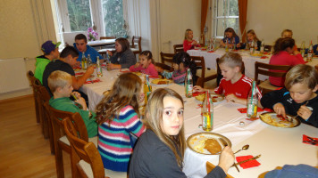 Beim Mittagessen im Faberschloss, das die AWO kostenlos serviert hat