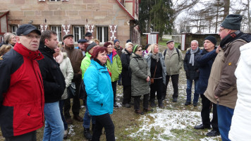 Im Schlosshof begrüßte uns Herr Volckamer von Kirchensittenbach