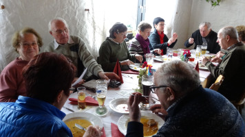 Alle warten auf das verdiente Mittagessen in Röthenbach