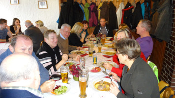 die Wandergruppe füllte fast das ganze Wirtshaus