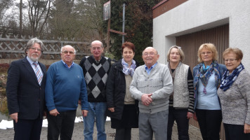 Georg Waitz (Bildmitte) freut sich über die Gratulanten: Manfred Neugebauer, Willi Bald, Herbert Kauper, Pfarrerin Munzert, Jenny Nyenhuis, Waltraud Neugebauer und Ehefrau Mina Waitz