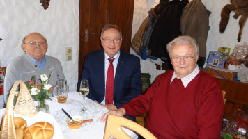 Bürgermeister Bernd Ernstberger (Mitte) und Altbürgermeister Albrech Frister (r.) waren unter den Gratulanten