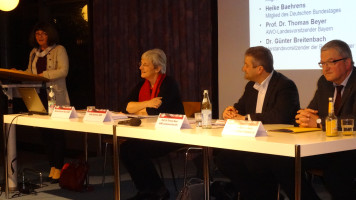 Auf dem Podium: Martina Stamm-Fibich, Heike Baehrens, Prof. Dr. Thomas Beyer und Dr. Breitenbach