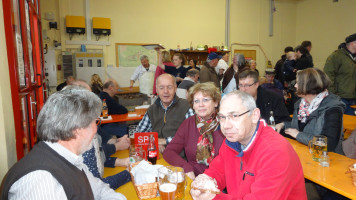 Im voll besetzten Feuerwehrhaus warteten alle auf das Essen