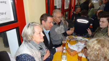 Altbürgermeister Albrecht Frister ließ sich die Schlachtschüssel auch schmecken