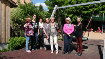 Auf dem Spielplatz des Kindergartens