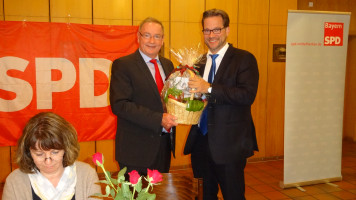 Bürgermeister Bernd Ernstberger begrüßt Florian Pronold, den Staatssekretär im Bau und Umweltministerium