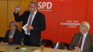 Bürgermeister Bernd Ernstberger berichtet über die Situation in der Gemeinde (links 2. BM Jenny Nyenhuis, rechts Dr. Helmut Ritzer)