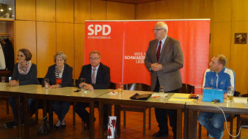 Dr. Helmut Ritzer stellt die Errungenschaften der SPD bei der Mitgliederehrung in den Fordergrund