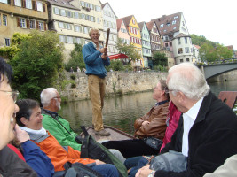 Unser Stocherkahnfahrer erzählt Wissenswertes über Tübingen