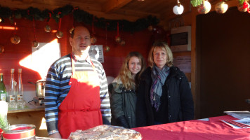 Schichtwechsel - Gemeinderat Bernd Haslinger, Azubi Laura und Schriftführerin Marion Gebhard