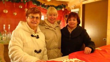 Ulli Vetter, Petra Schöpfer und Inge Ernstberger bedienen die Gäste am SPD-Stand