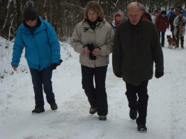 Mit-Organisator Klaus Winkler mit Inge Ernstberger und SPD-Schriftführerin Marion Gebhard