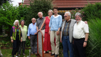 Nun ist Evi Tschorn (l), langjähriges aktives SPD-Mitglied in Schwarzenbruck (Gemeinderat, Kreistag) mit im Bild