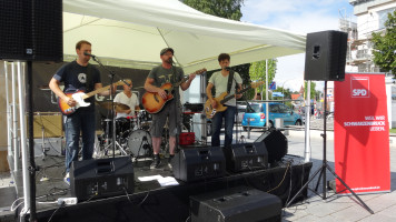 Die Rock'n Roll Band BAGLiN wurde von den Besuchern begeistert aufgenommen