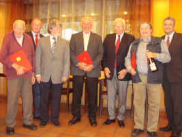 Ehrung der Mitglieder für 50 Jahre (v.l.n.r.): Paul Kohler, Bürgermeister Bernd Ernstberger, OV-Vors. Manfred Neugebauer, Helmut Lauterbach, Helmut Ritzer, Werner Scholz und Thomas Beyer