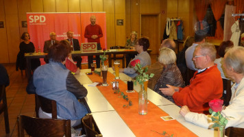 Ortsvereinsvorsitzender Martin Glienke begrüßt die Versammlung