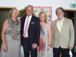 Gratulation von Fraktionssprecherin Jenny Nyenhuis (links) und OV-Vorsitzenden Manfred Neugebauer (rechts)