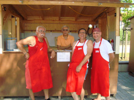 Beim Grill: AWO-Kreisvorsitzender Reinhard Löhner, Paul Sampsonidis, Gemeinderat Herbert Großner und Jürgen Gebhard