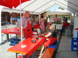 Gemeinderat Bernd Haslinger und Thomas Kellermann sowie Schriftführerin Marion Gebhard beim Bierausschank