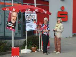 Gemeinderätinnen Monika Brandmann und Jenny Nyenhuis auf dem Infostand