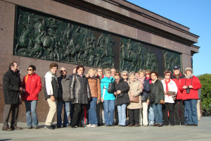 Die Reisegruppe vor der Siegessäule