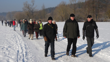 Die Wandergruppe bei strahlendem Sonnenschein auf dem Weg nach Pattenhoffen