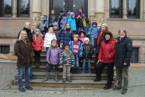 Gruppenbild am Faberschloss vor dem Heimweg in den Jugendraum (links Petra Schöpfer u. Gabi Beer, rechts Jenny Nyenhuis, Helga Schiel und Manfred Neugebauer