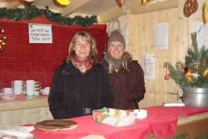 Marion Gebhard und Petra Schöpfer hatten keine Probleme, die Gyrossuppe des Bürgermeisters den Bürgerinnen und Bürger schmackhaft zu machen