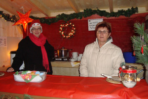 Frauke Schimmang (links) und Ulli Vetter im SPD-Weihnachtsmarkt-Stand