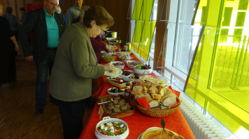 Anstehen zum reichhaltigen Buffet