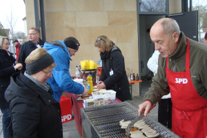 Fraktionssprecherin Jenny Nyenhuis und Bürgermeister Ernstberger (links oben) warten auf ihr Bratwurst-Weckla