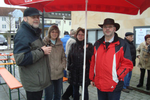 Auch Kassier Matthias Glomm (rechts) ist zufrieden mit dem Besuch der Schwarzenbrucker Bürger