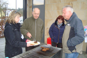 Am Grill: GR-Kandidatin Marion Gebhard, Klaus Winkler, Inge Ernstberger und stellv. Landrat Norbert Reh